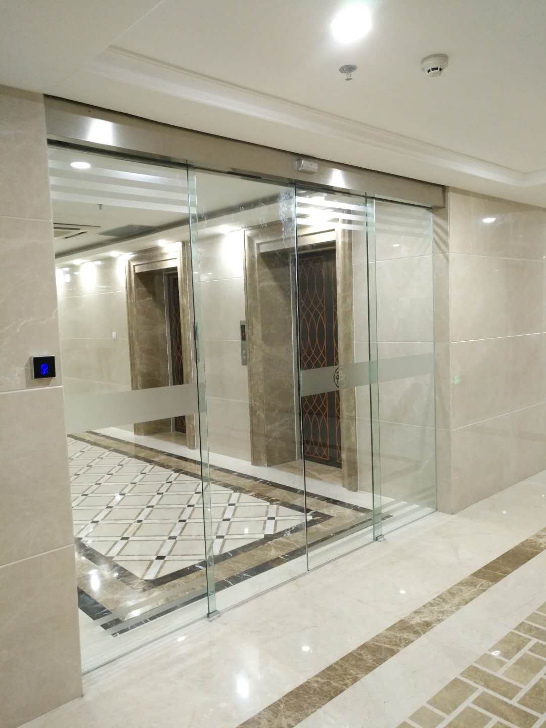 自動感應門在下雨天使用時一定要斷電!