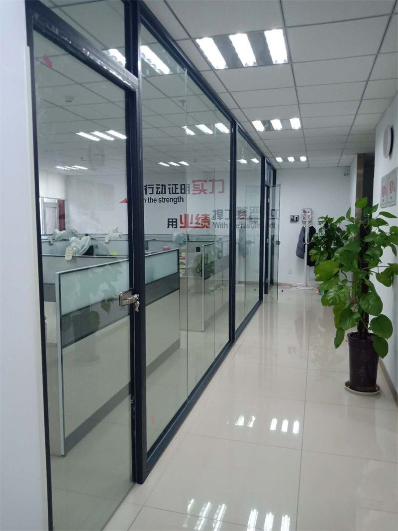 辦公室玻璃隔斷使用壽命會受什么影響？